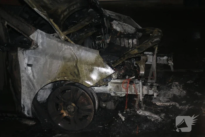Brandweer blust autobrand