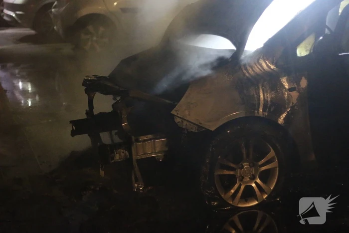 Brandweer blust autobrand