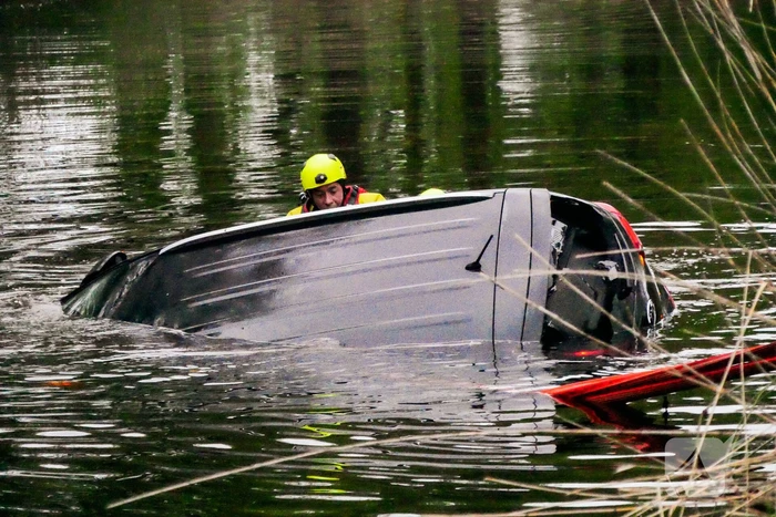 Auto in kanaal gedumpt na woningoverval