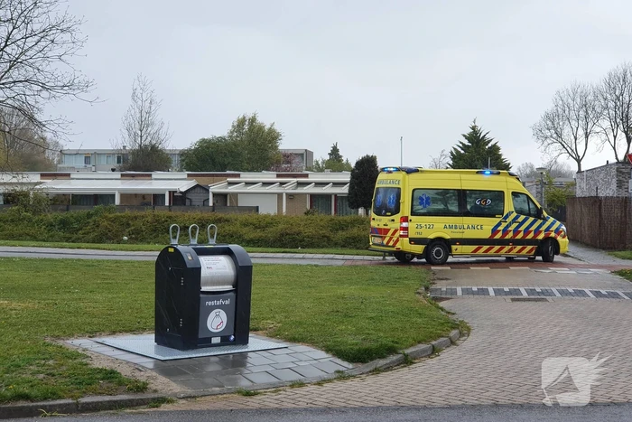 Man en vrouw gaan met scooter onderuit op fietsbrug