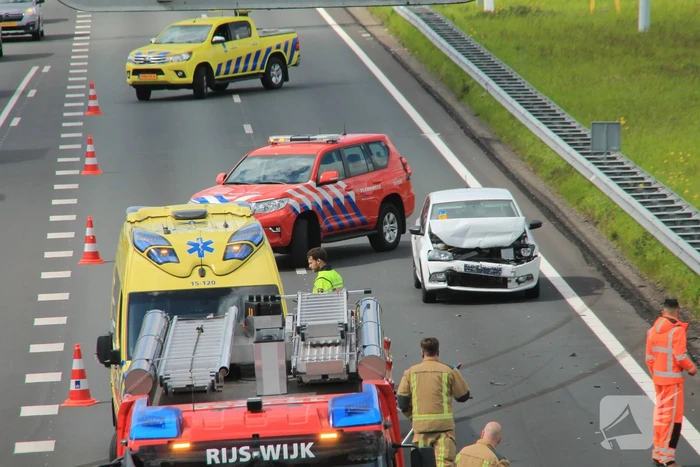 Verkeersopstopping na botsing op snelweg