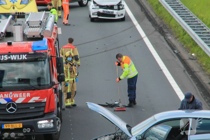 Verkeersopstopping na botsing op snelweg