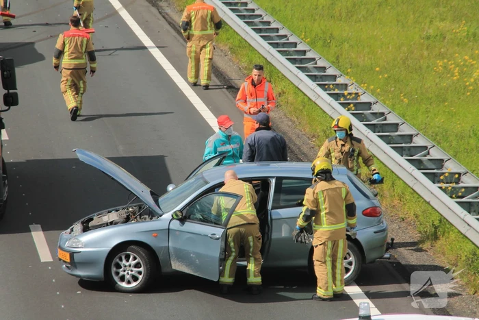 Verkeersopstopping na botsing op snelweg