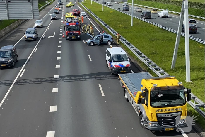 Verkeersopstopping na botsing op snelweg
