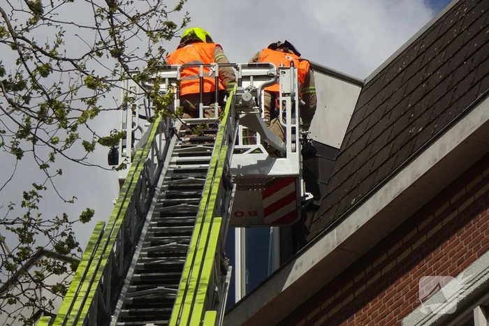 Brandweer haalt leien delen na benden