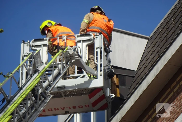 Brandweer haalt leien delen na benden