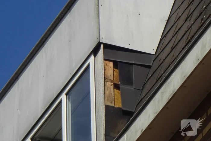 Brandweer haalt leien delen na benden