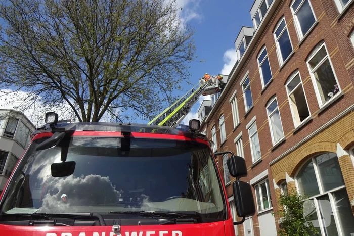 Brandweer haalt leien delen na benden