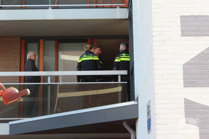 Persoon nagekeken na keukenbrand