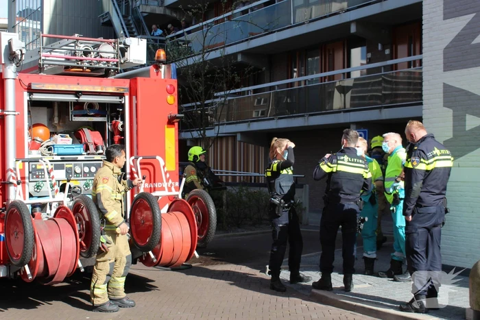 Persoon nagekeken na keukenbrand