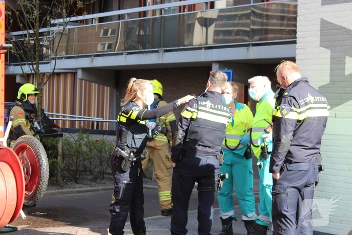 Persoon nagekeken na keukenbrand