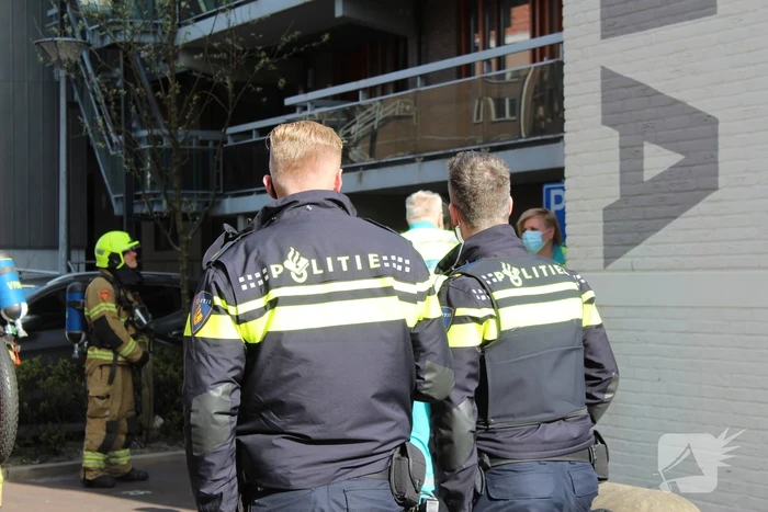 Persoon nagekeken na keukenbrand