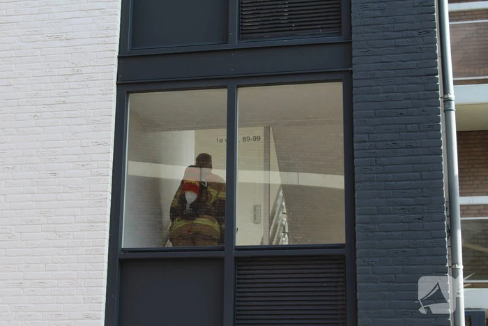 Persoon nagekeken na keukenbrand