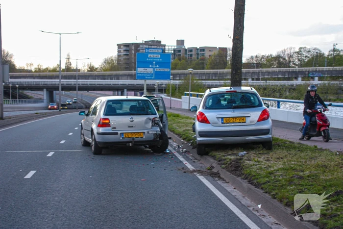 Auto botst op boom na ongeval