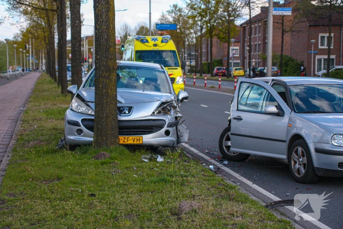 Auto botst op boom na ongeval