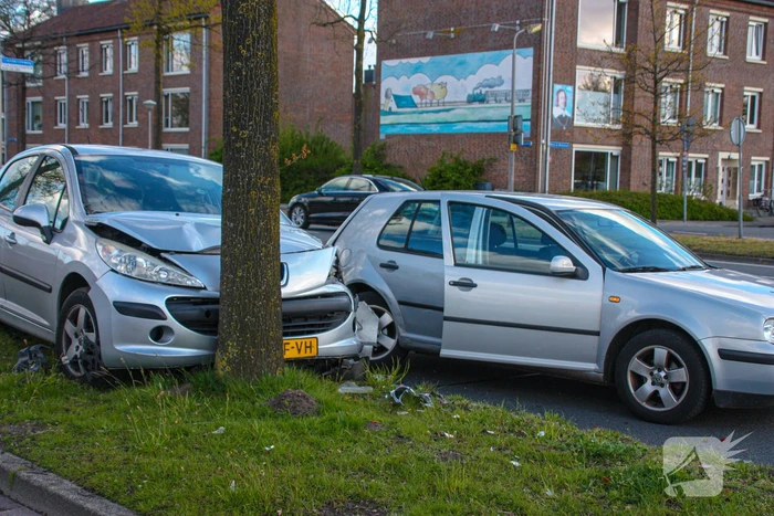 Auto botst op boom na ongeval
