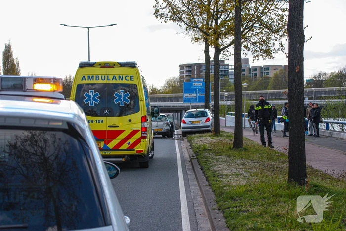 Auto botst op boom na ongeval