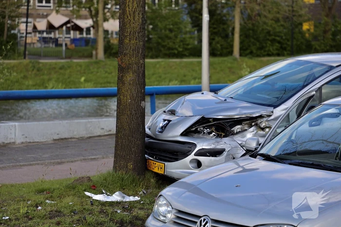 Auto botst op boom na ongeval