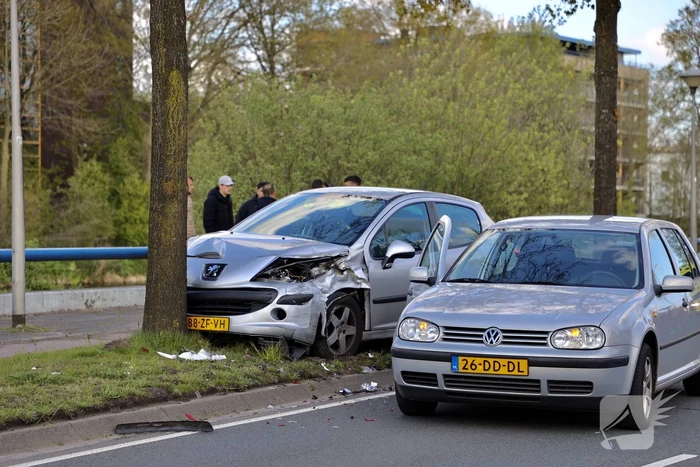 Auto botst op boom na ongeval