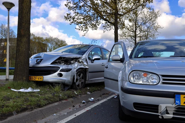 Auto botst op boom na ongeval