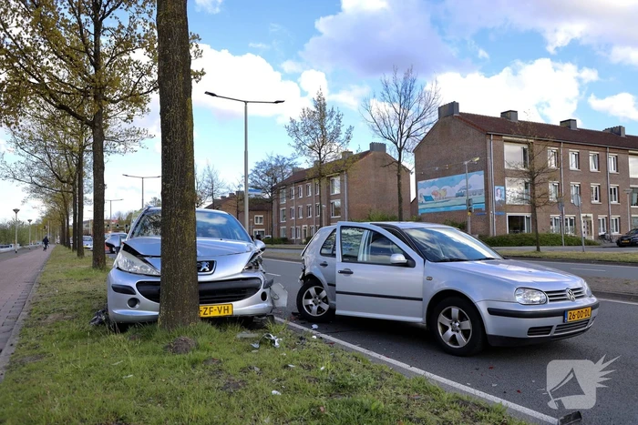 Auto botst op boom na ongeval