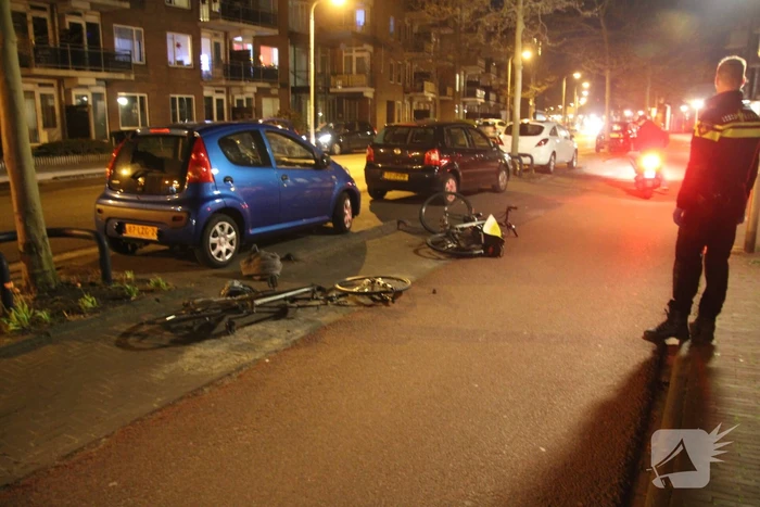 Twee fietsers met elkaar in botsing