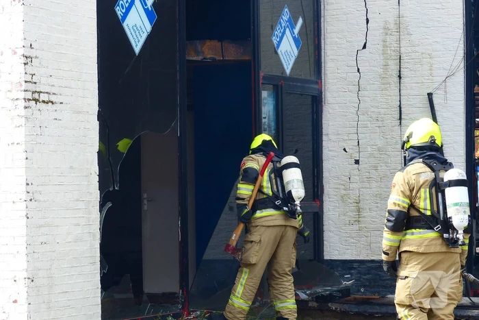 Enorme ravage na zeer grote brand voormalige Renault-garage