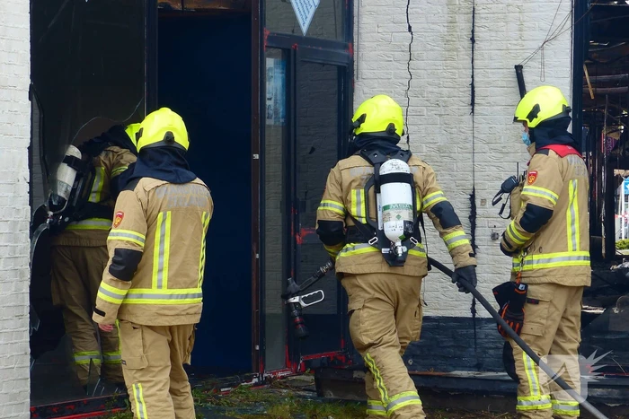 Enorme ravage na zeer grote brand voormalige Renault-garage