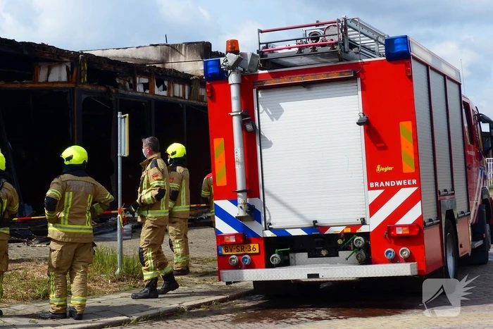 Enorme ravage na zeer grote brand voormalige Renault-garage