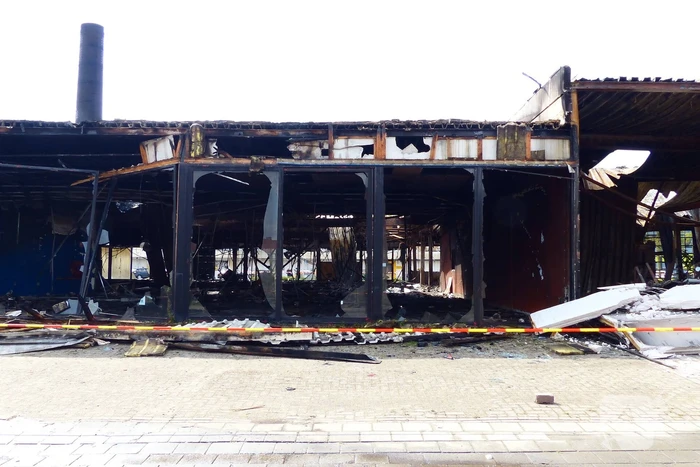 Enorme ravage na zeer grote brand voormalige Renault-garage