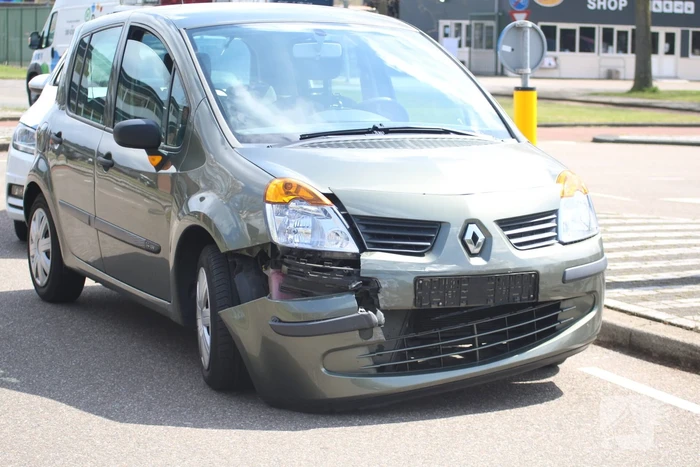 Twee auto's botsen op kruising