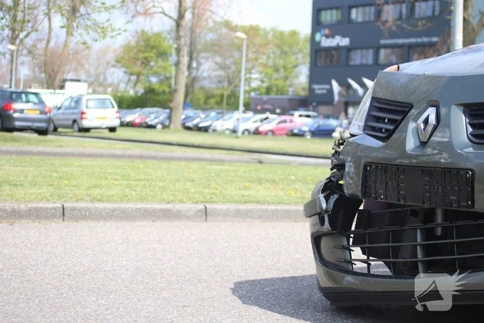 Twee auto's botsen op kruising
