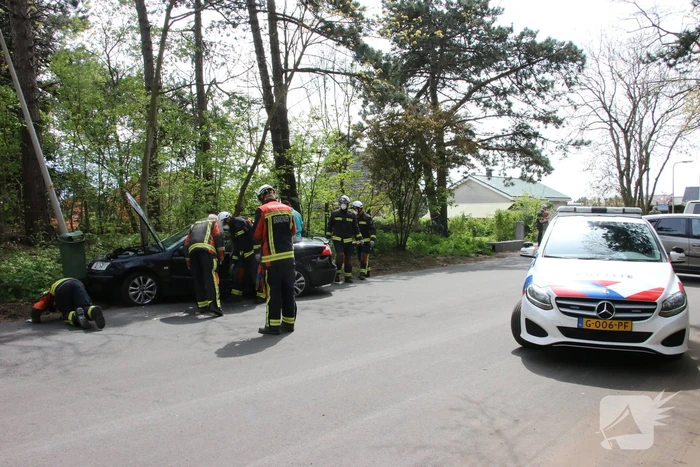 Dronken bestuurder knalt op lantaarnpaal
