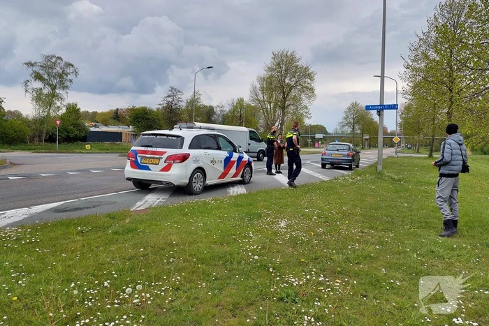Brandweer doet onderzoek naar brand in auto