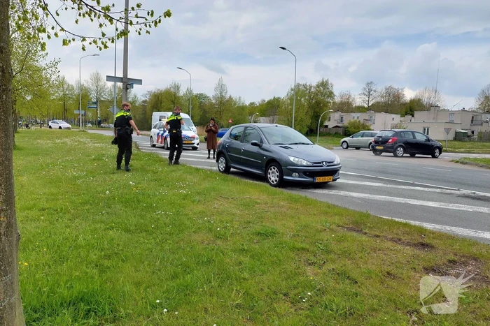 Brandweer doet onderzoek naar brand in auto