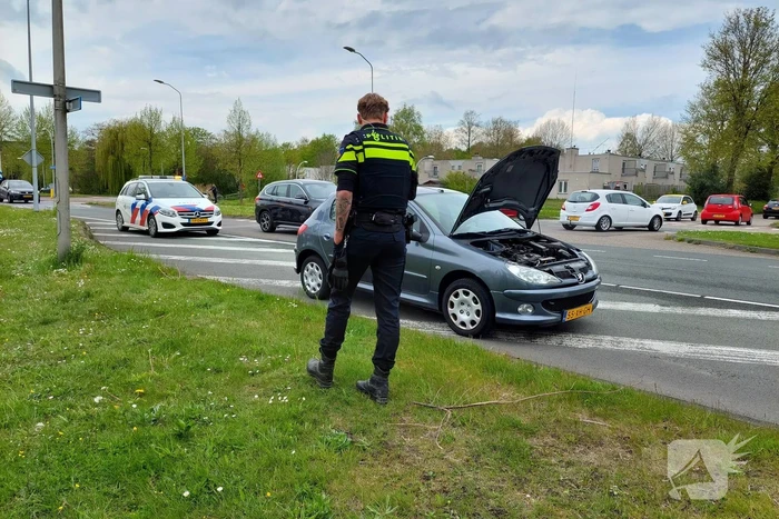 Brandweer doet onderzoek naar brand in auto