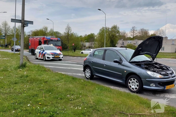 Brandweer doet onderzoek naar brand in auto