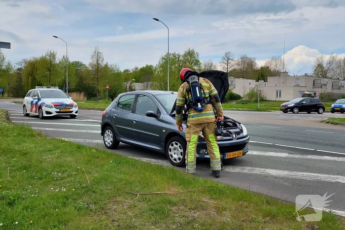 Brandweer doet onderzoek naar brand in auto