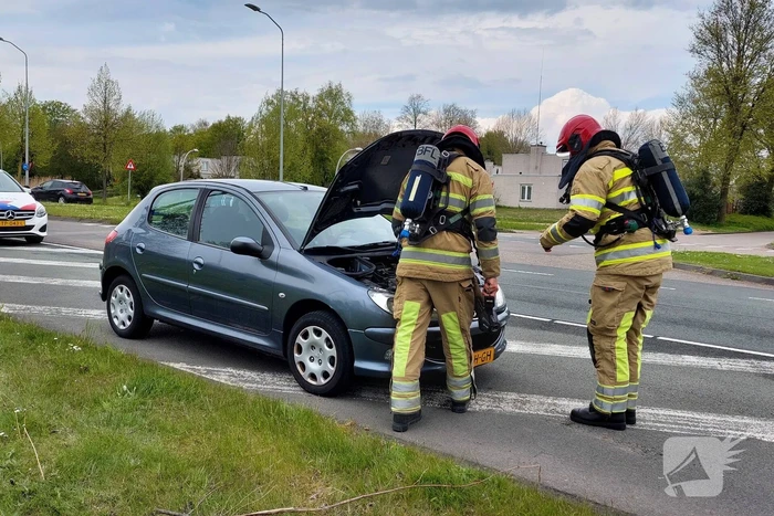 Brandweer doet onderzoek naar brand in auto