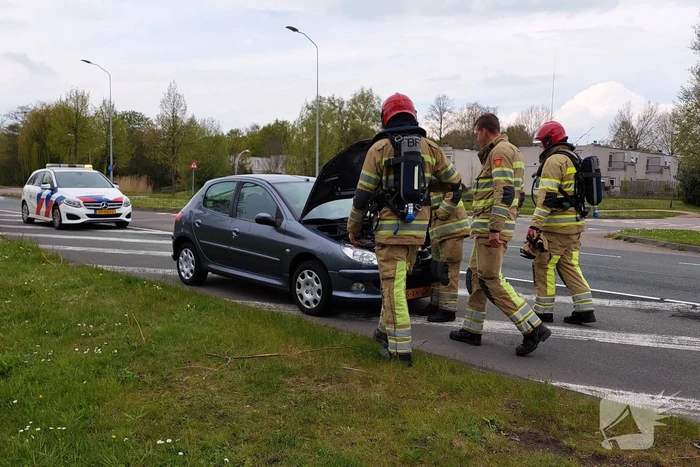 Brandweer doet onderzoek naar brand in auto