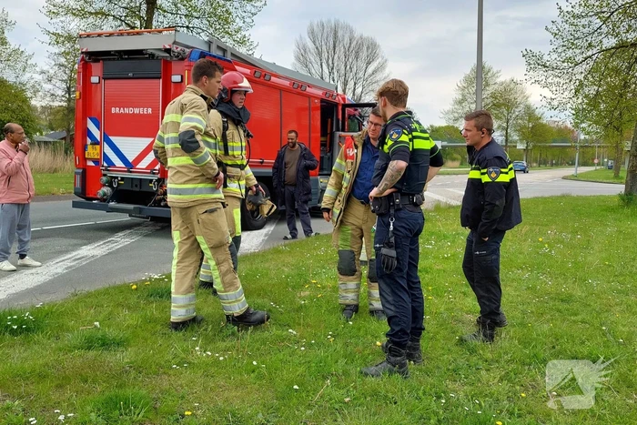 Brandweer doet onderzoek naar brand in auto