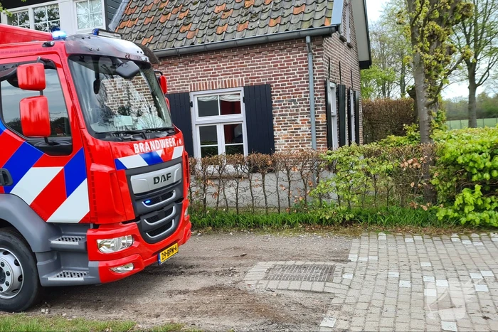 Grote rookwolken bij brand in schuur