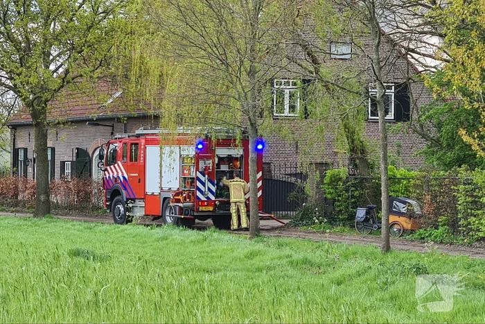 Grote rookwolken bij brand in schuur