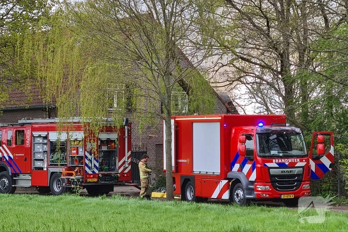 Grote rookwolken bij brand in schuur