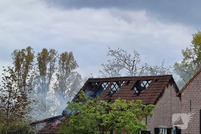 Grote rookwolken bij brand in schuur