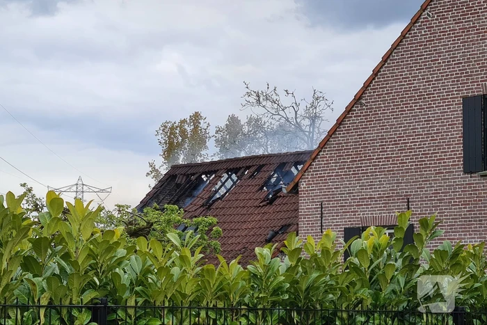 Grote rookwolken bij brand in schuur