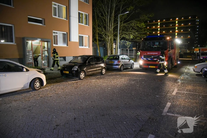 Schade door ontploffing vuurwerkbom in portiekflat