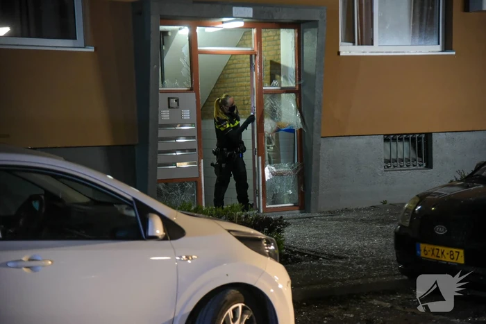 Schade door ontploffing vuurwerkbom in portiekflat