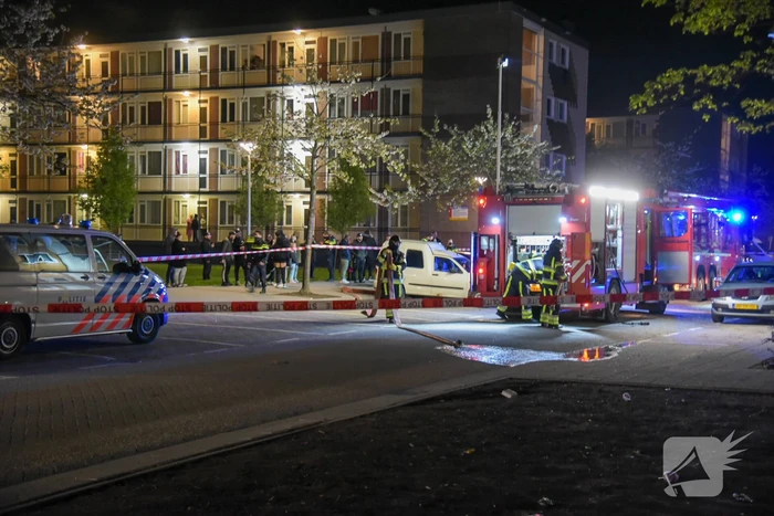 Schade door ontploffing vuurwerkbom in portiekflat