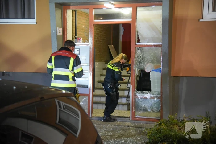 Schade door ontploffing vuurwerkbom in portiekflat